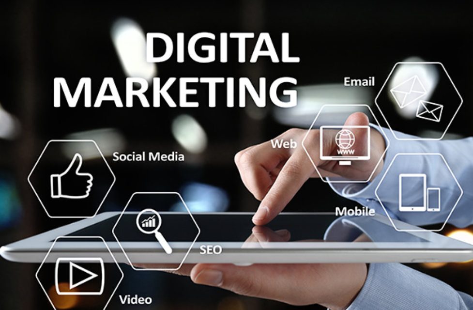 A imagem mostra de forma simplificada como que funciona, o marketing digital.