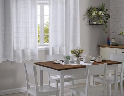 A imagem mostra um exemplo do uso de uma cortina para cozinha.