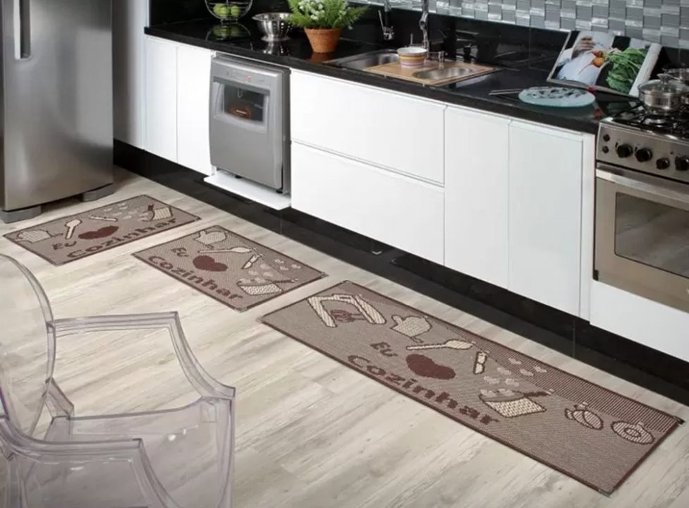 A imagem mostra um exemplo do uso do tapete para cozinha