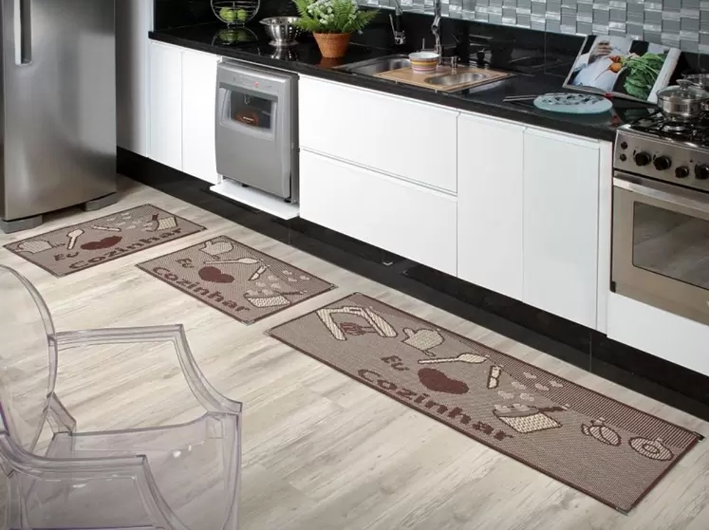 A imagem mostra um exemplo do uso do tapete para cozinha