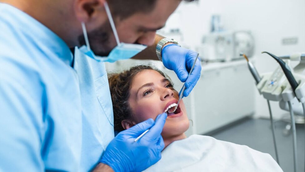 A imagem mostra um exemplo de um dentista.
